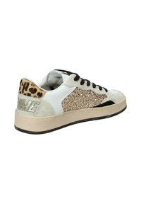 Sneaker con un design bianco, beige e stampa leopardata. Presenta un pannello dorato glitterato, lacci scuri e una suola testurizzata. Accentuata con il branding "PRIME".