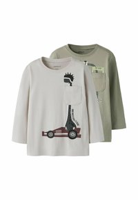 Två långärmade t-shirts: en ljusgrå med ett dinosaurie- och bilmotiv, en olivgrön med en vägskylt-design. Mjuk bomullstyg.