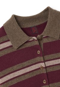 Cardigan lavorato a maglia a righe marroni, bordeaux e crema con colletto, dotato di bottoni marroni e un'etichetta cucita nel collo. Texture morbida.
