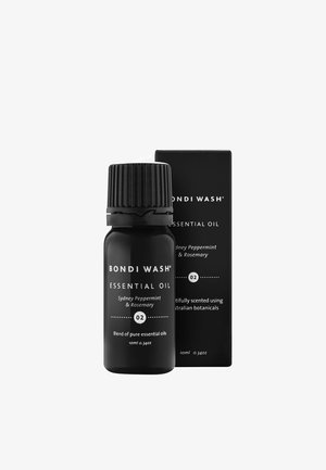 Zwarte glazen fles met zwarte schroefdop, gelabeld "Bondi Wash Essentiele Olie - Sydney Pepermunt & Rozemarijn," 10ml verpakkingsdoos.
