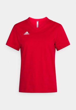 Rød bomulds T-shirt med V-udskæring. Korte ærmer og et hvidt Adidas-logo øverst til venstre. Glat tekstur.