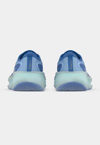 Paire de chaussures de sport bleu et sarcelle vue de dos, avec des semelles texturées et des languettes de tirage portant l'inscription « SUPERNOVA ».