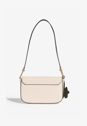 Hellrosa synthetische Handtasche mit Klappverschluss, schwarzer Einfassung und dekorativem Blumenakzent. Verfügt über einen dünnen schwarzen Schulterriemen.