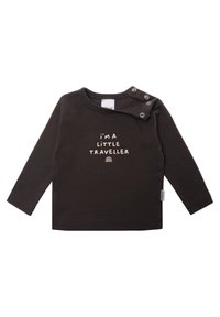 Dunkelbraunes Langarmhemd aus Baumwolle, mit weißem Text "Ich bin ein kleiner Reisender" und einem Regenbogen-Symbol. Druckknopfverschluss an der Schulter.