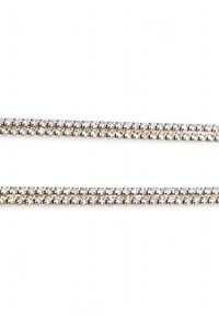 Bracciale placcato in rodio con due file di cristalli trasparenti scintillanti, che presenta un design lineare senza interruzioni con accenti in metallo lucido.