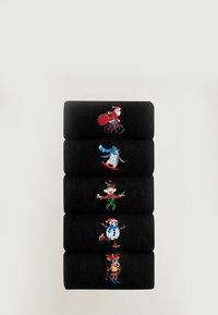 Ciorapi negri cu desene colorate brodate: Moș Crăciun pe o bicicletă, un pinguin care face snowboarding, un elf, un om de zăpadă și un ren.