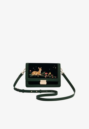 Žalias dirbtinės odos krepšys su juodu aksomu dangteliu, puoštu siuvinėtais elniais ir gėlėmis, auksinėmis detalėmis ir nuimamu dirželiu.