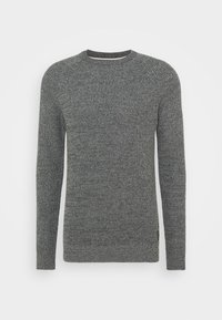 Grå stickad tröja med långa ärmar och rundad halsringning. Har ett strukturerat mönster och ribbad nederkant och ärmar. Ingen synlig metall eller detaljer.