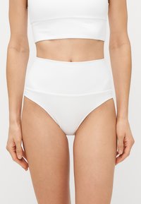 Chiloți de bikini albi, cu talie înaltă, realizați dintr-un material neted și elastic, având un design minimalist, fără modele sau accente evidente.