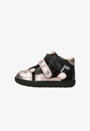Zwarte en roze kinderschoenen met een metallic afwerking, voorzien van twee klittenbandsluitingen, een ronde neus en decoratieve kattengezichtdetails.