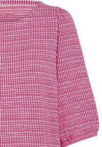 Różowa bluzka w białą kratkę, z okrągłym dekoltem i długimi bufiastymi rękawami ze ściągaczami.