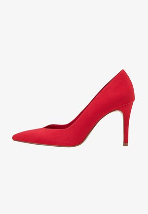 Décolleté in suede rosso con tacco a spillo sottile e punta appuntita, vista laterale su sfondo bianco.