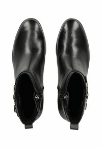 Botas de cuero negro hasta el tobillo con un acabado suave, punta redondeada, cremalleras laterales y detalles metálicos en plata. Suelas planas y diseño elegante.