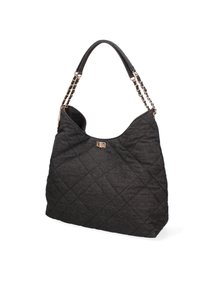 Gequilte zwarte stoffen handtas met een slungelige vorm, voorzien van een kettingband en een metallic logo accent.