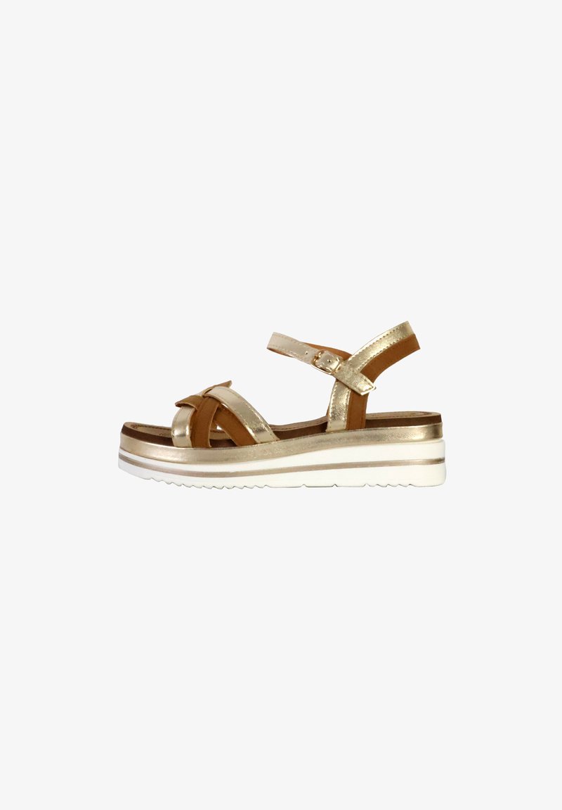 Sandales à plateforme dorées et brunes avec des straps entrecroisés, une sangle de cheville réglable et une semelle blanche texturée. Des accents métalliques ajoutent du détail.
