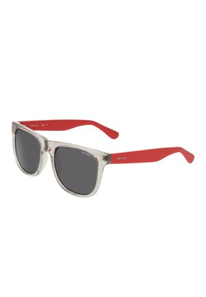 Sonnenbrille mit durchsichtigem Rahmen, schwarzen Gläsern und roten Bügeln, Nautica-Logo auf der Vorderseite des Rahmens und den Bügeln.
