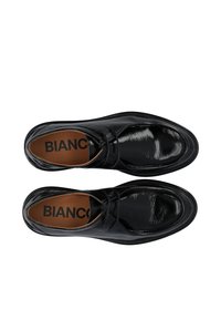 Scarpe eleganti da uomo in vernice nera con punta tonda, stringhe e una finitura liscia e lucida. L'interno presenta il logo con una soletta marrone.