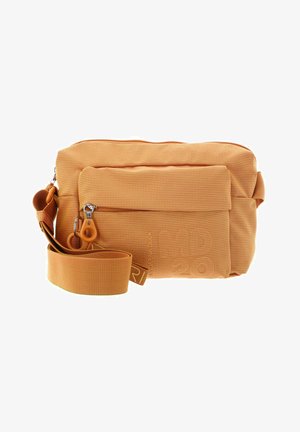 Sac bandoulière orange avec poche zippée, sangle large réglable et motif discret en tissu texturé.
