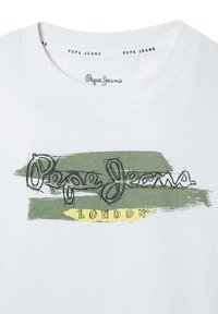 T-shirt en coton blanc avec un design graphique composé de coups de pinceau verts et jaunes et le texte "Pepe Jeans London" en contour noir.