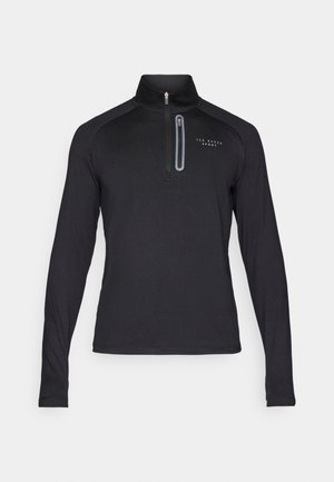 Czarny, długi rękawek pulower z kołnierzem na ćwierć zamka. Wykonany z gładkiego materiału, z odblaskowymi akcentami i subtelnym nadrukiem logo na piersi.