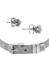 Bracciale in metallo argentato a rete con chiusura, caratterizzato da una texture liscia. Include due orecchini a stella abbinati con pietre trasparenti montate a griffe.