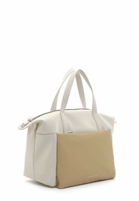Bolso de mano beige y crema con un diseño estructurado, que cuenta con una parte superior con cremallera, asas dobles y un bolsillo exterior texturizado.