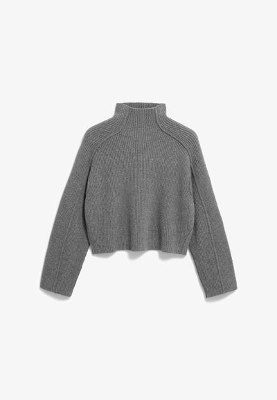 Grijze ribgebreide trui met een cropped ontwerp, hoge hals en raglanmouwen. De textuur is zacht, wat een gezellige uitstraling geeft.