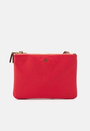 Sac bandoulière rectangulaire rouge avec fermeture éclair dorée et petit logo doré sur le devant, bandoulière marron réglable.
