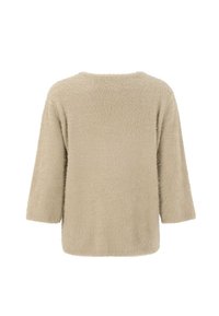 Beiger, flauschiger Pullover mit rundem Halsausschnitt und Dreiviertelärmeln. Weicher, strukturierter Stoff, lockerer Schnitt und keine sichtbaren Verschlüsse.