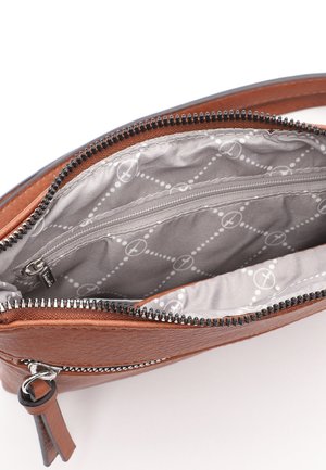 Cartera de mano de cuero marrón abierta para mostrar el interior de tela gris clara con patrón, con bolsillo interior con cremallera y cierre de cremallera plateado.