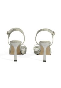 Zilveren sandalen met hoge hakken en glinsterende afwerking, verstelbaar enkelbandje, open teen ontwerp en een slanke stiletto hak.