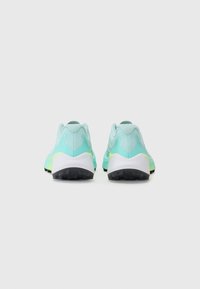 Hellblaue Sportschuhe mit einem oberen Teil aus Mesh, abgerundetem Design, schwarzem Gummisohle und neon-grünen Akzenten auf der Zwischensohle.