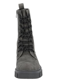 Grijs suède laars met een vetersluiting en zwarte kettingdetails, een zijrits en een dikke, gestructureerde zwarte zool.