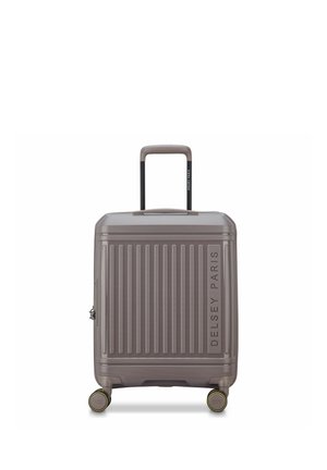 Maleta compacta de carcasa rígida con cuatro ruedas giratorias, asa telescópica y ranuras verticales, con la etiqueta "Delsey Paris" en la parte delantera.