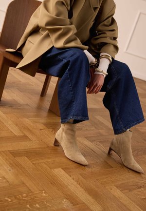 Manfield, MIT ABSATZ - Lage laarzen - beige