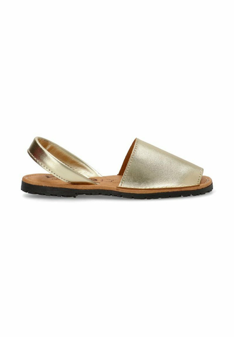 Sandalia de tacón con tira trasera en color dorado metálico, con una caja de dedos triangular, plantilla de corcho natural y suela de goma negra. Textura de superficie suave.