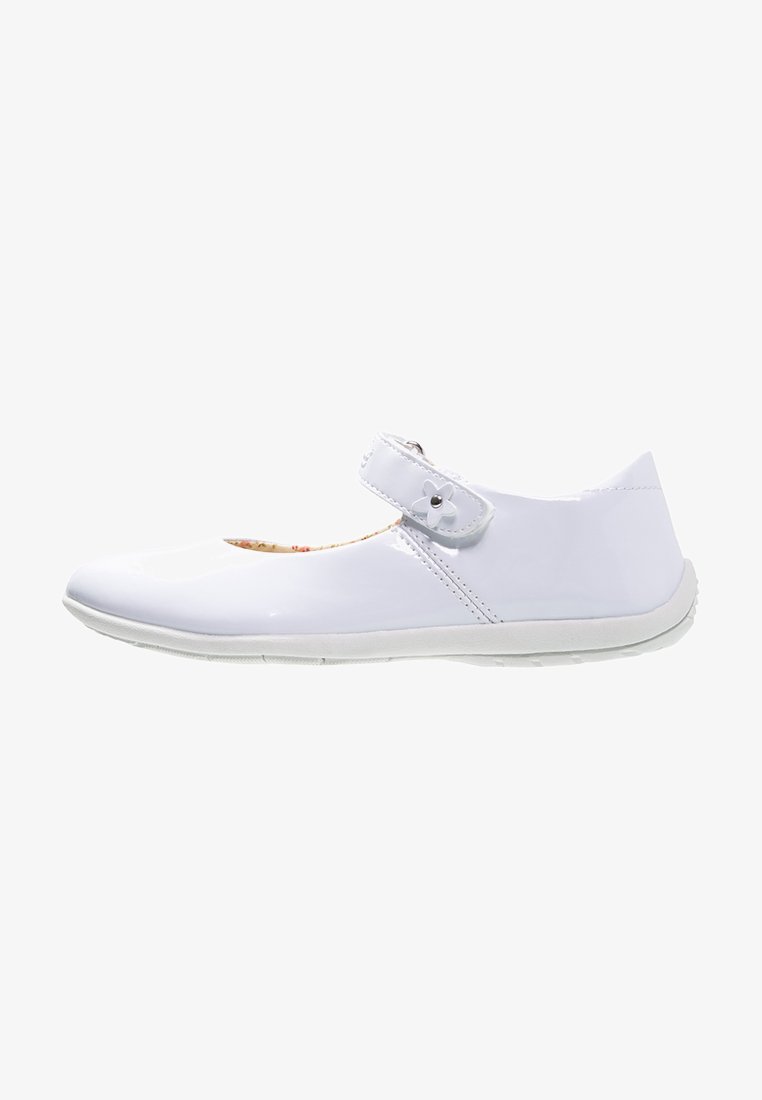 Weiße lackledere Mary Jane Schuhe mit runder Zehe, verstellbarem Riemen und strukturiertem Gummisohle. Blumenmuster-Innenfutter sichtbar.