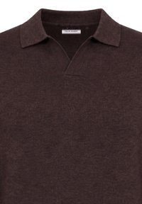 Polo en maille marron à manches longues avec un col plié et une petite étiquette de marque à l'intérieur de l'encolure indiquant Felix Hardy.