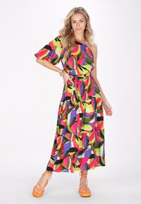 Vestito maxi multicolore, caratterizzato da audaci motivi astratti in viola, rosa, verde e nero. Design asimmetrico a spalla sola con vita sfiancata.