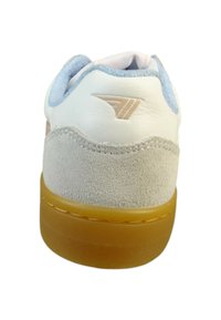 Białe skórzane i szare zamszowe sneakersy z obcasem, lekkoniebieską tkaniną w kołnierzu i brązową gumową podeszwą. Posiadają subtelne logo wytłoczone z boku.