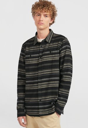 Zwart en grijs gestreept flanelhemd met een knoopsluiting, borstzakken en een iets relaxte pasvorm. Beschikt over een kraag.