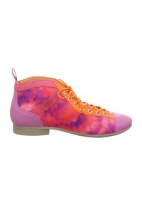Bunte Knöchelstiefel mit einem Batikmuster in Pink, Orange und Lila. Aus Leder gefertigt, mit flacher Sohle und runder Zehenpartie.