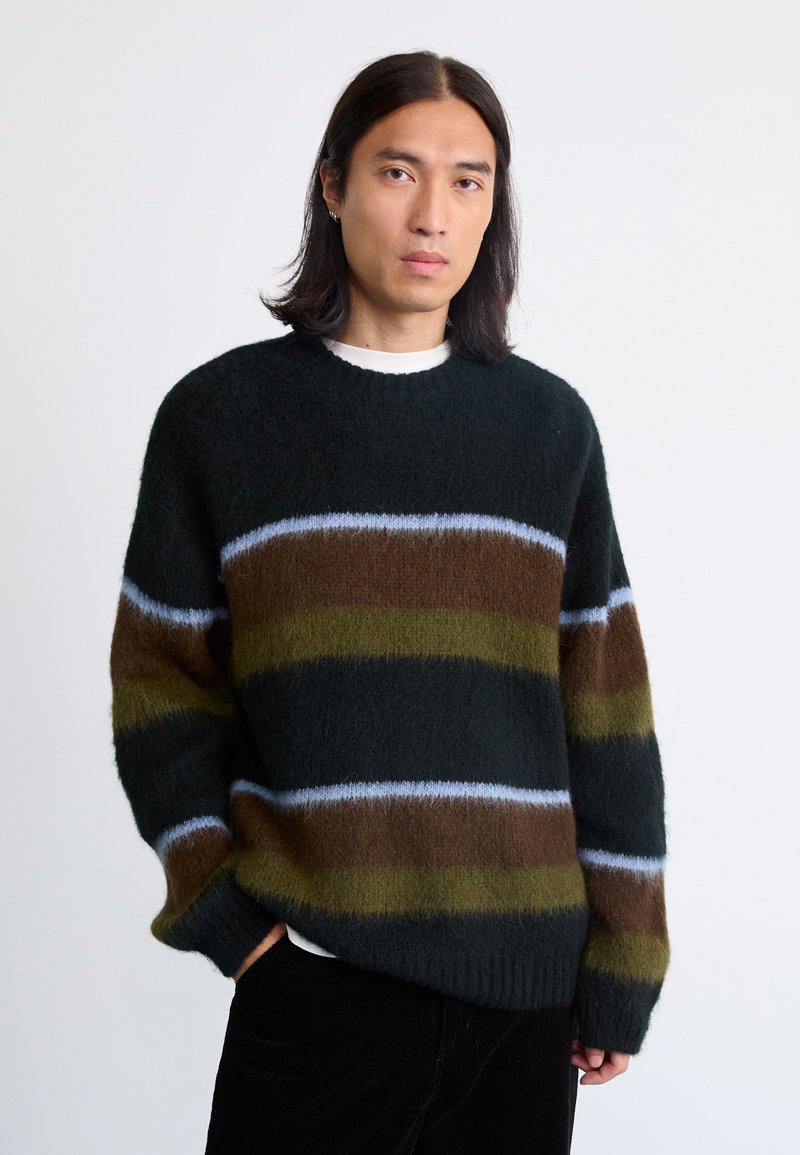 Overdimensioneret strikket sweater i mørkegrøn med horisontale striber i brun, oliven og lys blå. Blød tekstur, rund halsudskæring, ribbede manchetter.