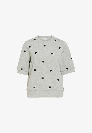 Gaiši pelēka īsroku džemperis ar izkliedētām mazām melnām sirds rakstiem un apaļu kakla izgriezumu.