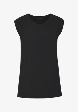 Camiseta negra de manga corta con escote redondeado, hecha de tela suave. Presenta sutiles pliegues en los hombros y un dobladillo recto.