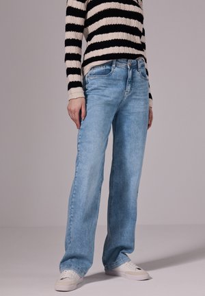 Helle blaue weite Jeans verfügen über ein klassisches Design mit einem Fünf-Taschen-Stil, einem Metallknopf und sanften Verblassungen für Struktur.