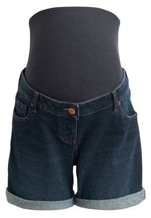 Pantalones cortos de mezclilla en azul oscuro con puños enrollados, que cuentan con cinco bolsillos, cierre de botón y costuras a contraste. La tela es una mezcla de algodón.