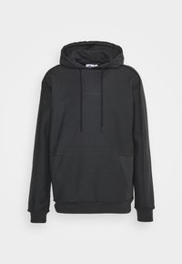 Čierna mikina Adidas s predným vreckom, kapucňou na šnúrku a vyšitým logom. Vyrobená z mäkkej látky s hladkou textúrou.