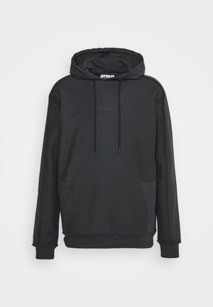 Sudadera negra de Adidas con un bolsillo frontal, capucha con cordones y logo bordado. Fabricada con un tejido suave y de textura lisa.