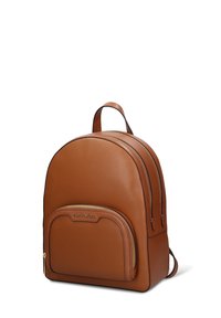 Zaino in pelle marrone con forma arrotondata, tasca frontale con zip e doppie zip laterali. Presenta una finitura goffrata e un manico superiore per il trasporto.